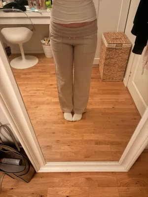 Beige mjukisbyxor  - Säljer ett par beige mjukisbyxor med bred resårmidja och dragsko. Byxorna har raka ben och fickor både fram och bak. Perfekta för chill dagar hemma eller när du vill vara bekväm men ändå se snygg ut. Materialet känns mjukt och skönt mot huden.