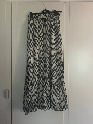 Maxikjol  - zebra kjol, går till marken (nån cm över) på mig som är 170