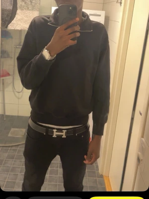 Svart half zip tröja - Säljer en svart half zip Tröja med en snygg silver dragkedja som  har långa ärmar, ribbade muddar och en relaxed passform. Materialet är super bekvämt och passar alla årstider . Enkel och clean design utan synligt märke, och man får höra massa komplimanger hör av dig om du har frågor.
