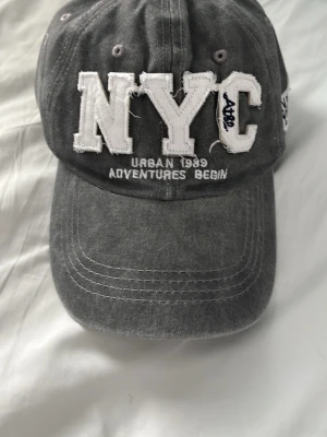Grå NYC keps med brodyr - Galet snygg keps med nyc motiv, Lite vintage stil.  Hör av dig vid minsta fundering eller intresse!