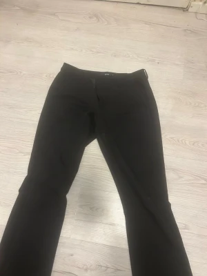 Kostym byxor  - Lågmidjade kostymbyxor storlek 42 Tall. Dom är utsvängda och har inga defekter 🥰