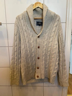 Hampton republic cardigan - Säljer en beige stickad cardigan från Hampton Republic som passar riktigt bra nu till sommaren och hösten😁.     Strl: M.      Pris:239kr       Skriv privat vid minsta fundering🤩