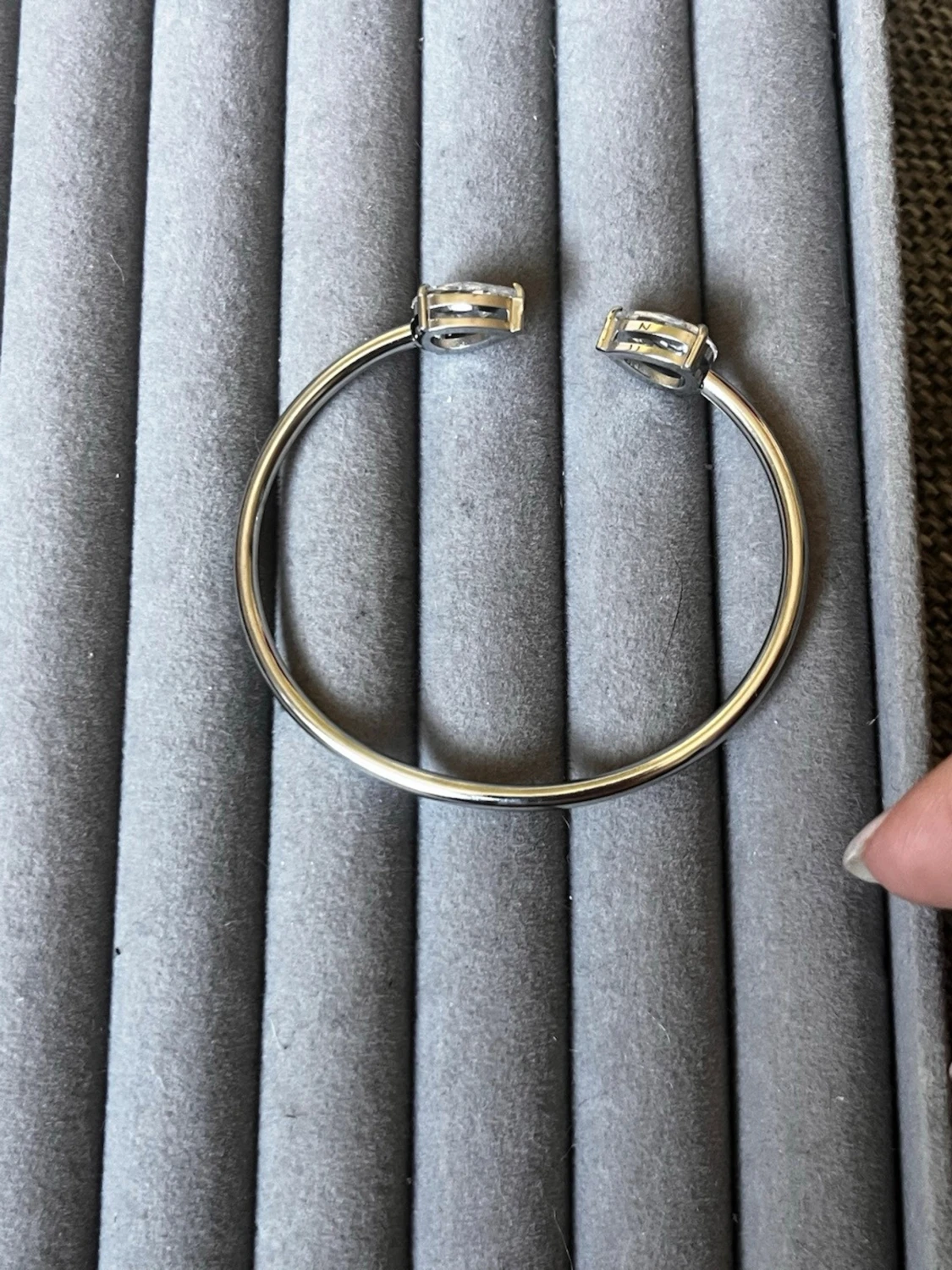 Silverfärgat armband med droppformade stenar - 1