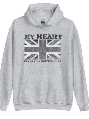 oanvänd Drakenberg hoodie - Snygg grå hoodie från Drakenberg med stor brittisk flagga och texten 'MY HEART BEATS TO A BRITISH TUNE' på bröstet. Klassisk känguruficka framtill och huva. Perfekt för dig som gillar streetwear och vill sticka ut med en cool print. 