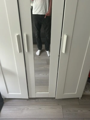 Grå raka jeans från Tiger of Sweden - Säljer ett par mörkgrå nudie jeans i storlek W30. Extremt sköna och passar perfekt till en stilren outfit. Nypris ligger runt 1600kr. Pris går att diskutera vid snabb affär. 