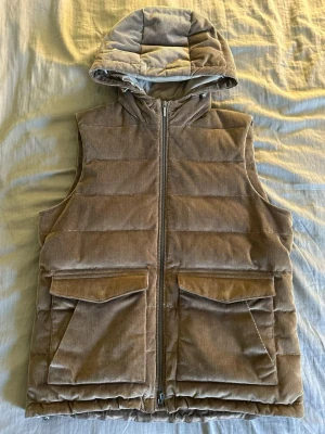Stenströms väst - Trendig väst från Stenströms! | skick 9/10 | storlek: M | pris: 1899:- men förhandlingsbart retail: 4500kr | brun | kontakta dm för fler frågor. Med vänlig hälsning, näsets Resell 