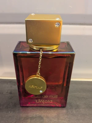 Club de Nuit Untold från Arma - Enbart provsprayad , toppnoter blandannat saffran passar bra till hösten - ingen box .