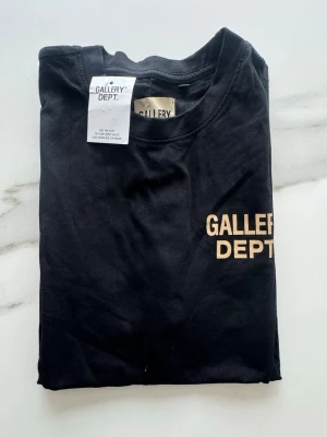 Gallery Dept. T-shirt - Svart Gallery Dept. T-shirt i storlek M. Helt ny med tags! Kom vid funderingar eller med prisförslag 😊