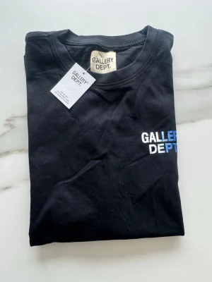 Gallery Dept. T-shirt - Svart Gallery Dept. T-shirt i storlek L. Helt ny med tags! Kom vid funderingar eller med prisförslag 😊