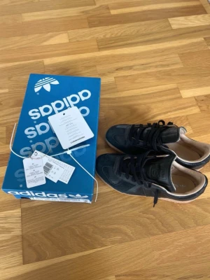 Adidas BW Army sneakers - Riktigt snygga BW Armys från Adidas. En efterlikning av GATs. Storlek 41,5 alltså passar någon med ett snäpp mindre fötter möjligen. Dem är använda ett par gånger men fortfarande jätte fina. Extremt svåra att få tag på nu för tiden. Vid köp medföljer original låda och tags för autenticitet. Hör av er vid frågor.