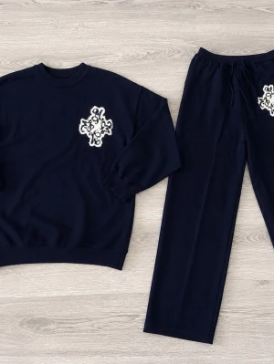Maison Monnaie Set – Sweatshirt + Byxor (Storlek M) - Stilrent och modernt set från Maison Monnaie i mörkblå färg. Innehåller både sweatshirt och matchande byxor med ikonisk logga.  🆕 Helt nytt – aldrig använt (endast prislapp borttagen) 📏 Storlek: M 🎨 Färg: Mörkblå 👕 Bekväm och mjuk passform ✨ Perfekt som set eller att bära separat  Ett riktigt snyggt och clean outfit som funkar till vardag eller chill stil.  Skicka gärna meddelande vid frågor!