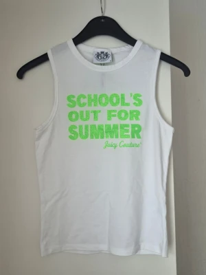 Vit linnetopp Juicy Couture - Säljer en vit ärmlös linnetopp från Juicy Couture med neon-grön text 'SCHOOL'S OUT FOR SUMMER' framtill. Toppen har rund halsringning och är gjord i mjuk bomull, perfekt för varma dagar och chill vibes.