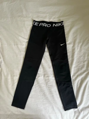 Nike pro träningsbyxor  - Tränings byxor från Nike som är sköna och användbara. Säljer de eftersom de är försmå! De står att de är i storlek M för barn, så skulle säga att de kanske är storlek 134