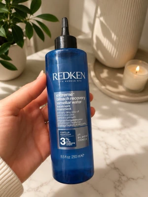 Redken Extreme Bleach Recovery - Se mängd kvar på bild! Redken Extreme Bleach Recovery Lamellar Water Treatment är en hårbehandling i en blå plastflaska med svart topp. Innehåller 250 ml och är framtagen för att stärka och vårda blekt hår. Formulan är pH-balanserad och innehåller centella asiatica och 3% conditioning complex.