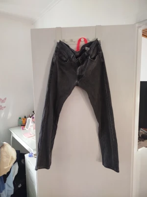 Svarta regular fit jeans Dressmann - Säljer ett par svarta regular fit jeans från Dressmann. Klassisk modell med raka ben. Jeansen är tillverkade i ett slitstarkt denimtyg och har en tidlös look som passar till det mesta.