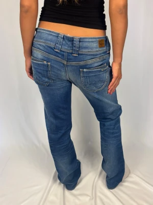 Lågmidjade Jeans - Supersnygga lågmidjade Jeans | Storlek 34/32 | Jättefint skick | Jag är 168cm lång och väger 60kg | Mått: Ytterbenslängd: 100cm. Midjebredd: 46cm. Lårbredd: 27,5cm. Fotöppning: 20cm. Kontakta mig vid fler frågor eller funderingar!🩷