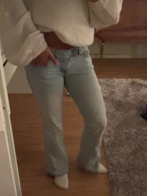 Lowwaist bootcut jeans  - Ett par bootcut jeans med lågmidja.  Priset kan diskuteras!