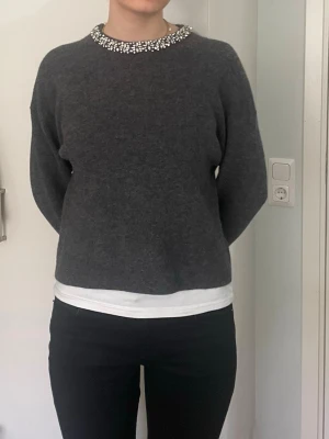 Mörkgrå stickad tröja med pärldetaljer - Säljer denna eftersom jag aldrig använder den. Den är nästan helt ny, har använt den ett par gånger. Jag tror att jag köpte den för 600 men är inte säker. Priset kan diskuteras. 🩶💕💕 