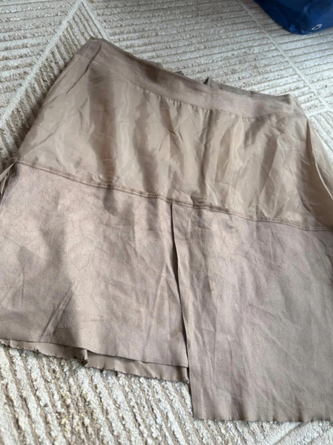 Beige omlottkjol i skinnimitation (okej skick) - 3