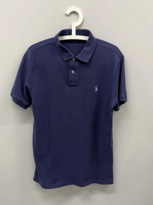Ralph lauren piké - Storlek L Slim fit i färgen Lila | fint skick utan defekter.