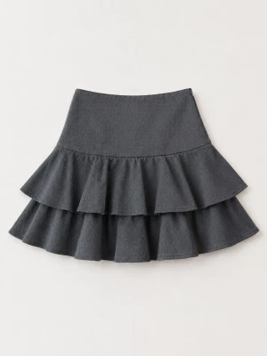 Grå volangkjol med dragkedja - Snygg grå kortkjol med dubbla volanger och hög midja. Kjolen har en stilren dragkedja bak och är perfekt för dig som gillar en feminin och trendig look. Tillverkad i ett mjukt material som ger en skön känsla hela dagen.