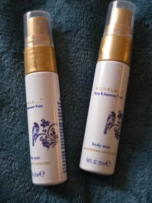 Rituals Tulip & Japanese Yuzu Body Mist - Fräsch body mist från Rituals Amsterdam Collection med doft av tulpan och japansk yuzu. Flaskan är vit med gulddetaljer och har ett elegant blått fågelmotiv. Praktisk sprayflaska i plast, perfekt att ta med i väskan. 20 ml