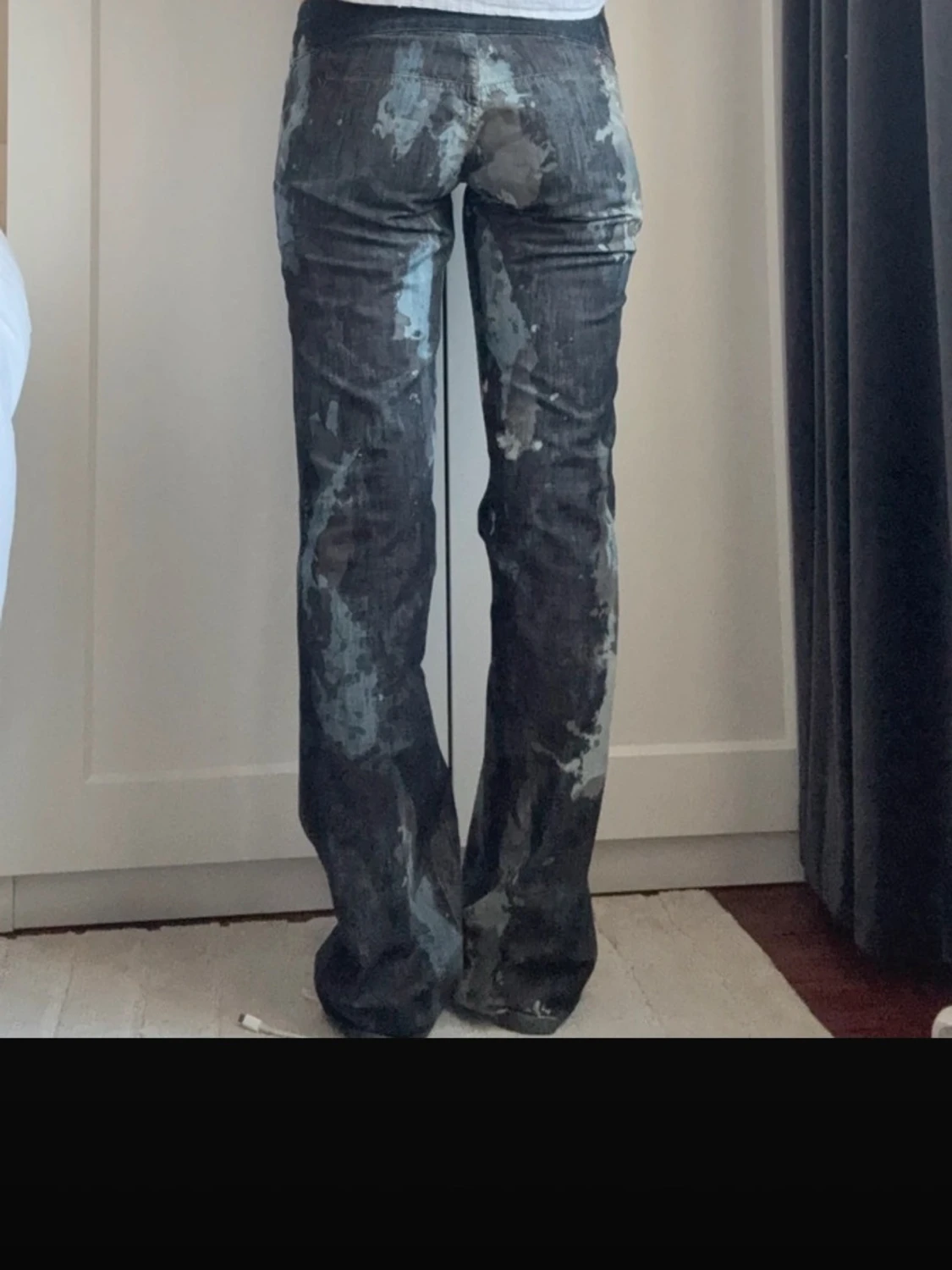 Gråa bootcut jeans med bleach-effekt - 1