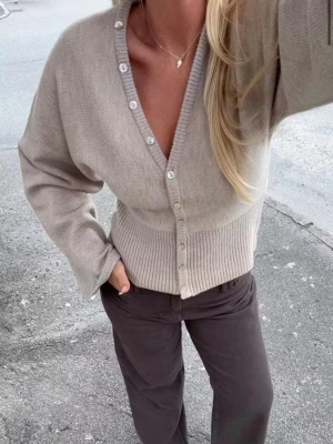 Beige kofta  - Säljer denna jätte fina tröjan som jag använt få tal gånger då den inte passade mig. Priset kan diskuteras och kontakta för fler bilder. Nypris är 400