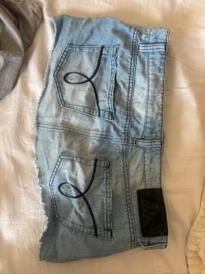 Ljusblå Lågmidjad jeanskjol - Säljer en jätte snygg Lågmidjad jeanskjol från Calvin Klein Jeans!! med supersnygga bakfickor i storlek xs-s (den är stretchig) superskön och perfekt till sommaren🥰🥰