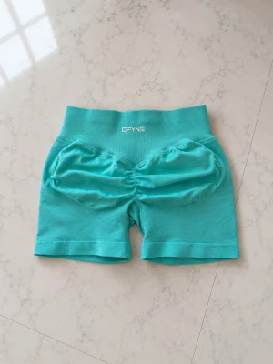 Mint färgade DFYNE shorts  - Modellen är impact och färgen heter miami. Hör av er vid funderingar!🩵