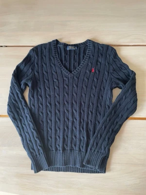 Dam Raulph Lauren M Kabelstickad tröja  - Tjena👋 Säljer en Dam Raulph Lauren -storlek M/ skick- 9/10 Hör av dig om du har funderingar. Fraktar inom 24h🚀Cable knit, Dam, kabelstickad, Ralph Lauren, Polo M
