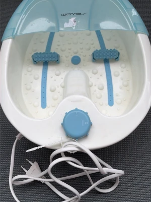 Fotspa med massage från Waves - Elektriskt fotspa från Waves i vit och ljusblå plast. Utrustad med massagefunktion, bubblor och två massagehjul för extra komfort. Enkel att använda med vred på framsidan och halkfria fötter undertill. Perfekt för avkopplande fotbad hemma.
