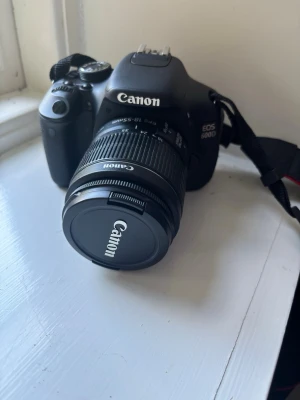 CANON EOS 600D Reflex + 18-55mm IS - Säljer min Canon EOS 600D digitala systemkamera / DSLR med Canon EF-S 18–55mm IS objektiv.  Kameran fick jag ny i present runt 2013 och den är inköpt i Sverige. Den har endast använts två gånger på en fotokurs, och har sedan dess legat förvarad. Därför är den i mycket fint skick och upplevs som nästan som ny.  Information om kameran  Modell: Canon EOS 600D Typ: Digital systemkamera / DSLR Sensor: 18 megapixel CMOS-sensor Objektiv: Canon EF-S 18–55mm IS Bildstabilisering: Ja, objektivet har Image