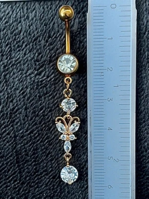 NY oanvänd Navelpiercing med hänge | Kirurgiskt stål | Fjäril och vita stenar  - 💕30% Bundle-rabatt vid köp av minst 2 artiklar. ⭐️NY oanvänd piercing i kirurgiskt stål; rostfritt och säkert för läkta piercingar.                               📏MÅTT ⭕️Stavens längd: 10mm ⭕️Stavens tjocklek: 1,6mm ⭕️Smyckets totala längd: 60mm                                                                         🤍Färger: Guld och vit                                                           💌Skickas spårbart via Plick SafePay.