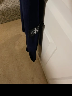 Mörkblå tröja från Calvin Klein Jeans - Sitter som en S. 150kr så är den din.