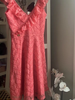 Klänning - Fin klänning som passar bra när som! Sitter fint i midjan och öppet fram och bak.💗😍Pris kan diskuteras 