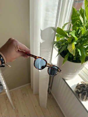Marino Solglasögon ”blått glas” - Säljer nu dessa vintage solglasögon från Marino med bruna bågar och blått glas. Glasögonen är i perfekt skick (inga defekter).  Vid frågor och funderingar är det bara att skriva till mig 📩