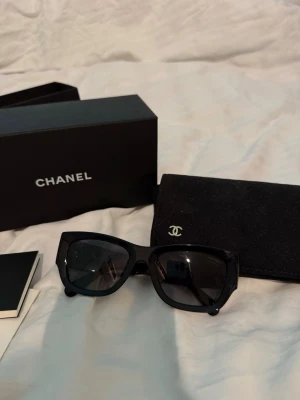 Chanel solglasögon  - Superfina Chanel solglasögon som inte kommer till användning därav säljer jag dem. Kostar runt 5200kr som nya. Jättefint skick då dem knappt är använda. Medkommer box och fodral, kvitto finns. Äkta såklart