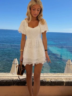 Ny Meet Me There klänning  - Säljer denna ”Lover Lace” klänningen då den inte hann komma fram tills min student. Skickar tillbaka den om den inte säljs men tänkte då den har hög efterfrågan kanske någon vill köpa den! 💕 Helt ny och oanvänd! 