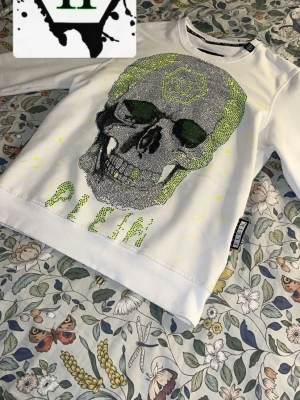 Phillip plein klädpaket  - Säljer nu ett paket kläder från Phillip plein du kan även köpa bara en av kläderna om du vill. Phillip plein sweatshirt vit-700kr. Phillip plein zip tröja svart- 649kr. Phillip plein t shirt svart ÄKTA!-2149kr. Phillip plein bälte svart väldigt använt och lite trasigt på loggan-449. Allting tillsammans 3599 då får du rabbat 