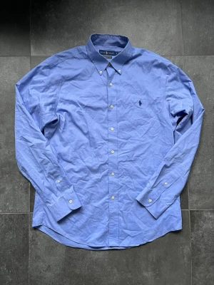 Ralph lauren skjorta  - Tjena, säljer nu denna riktigt snygga och populära Ralph lauren skjortan, den är i mycket bra skick utan några skador, storlek L, hör av er vid frågor och funderingar🙌🤝 