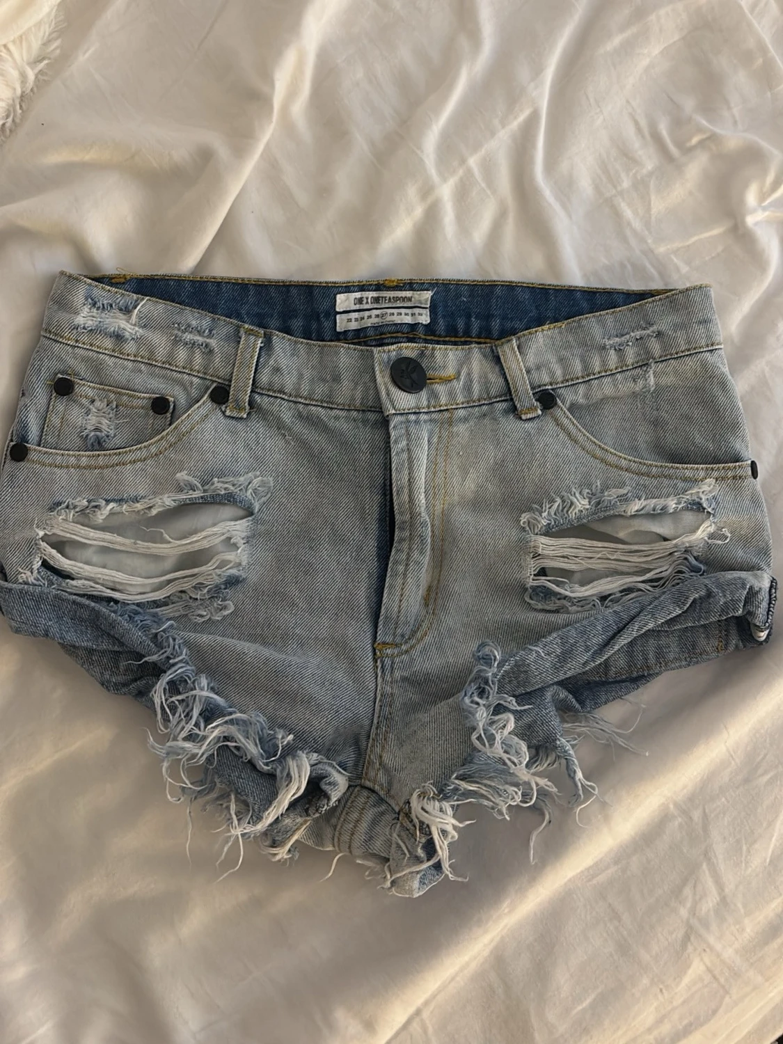 Ljusblå slitna jeansshorts One Teaspoon