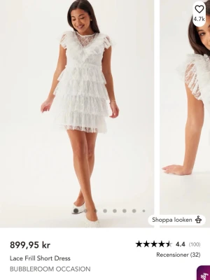 Vit spetsklänning från Bubbleroom - Supersöt vit spetsklänning från Bubbleroom med volangdetaljer och kort ärm. Klänningen har bara använts 1 gång och är i super bra skick!! Nypris 899 kr💖 Den har fått lite ljusgrön färg på framsidan av klänningen men man ser knappt det alls ens på nära håll och är inte mycket alls (kolla den sista sidan)🙌🏼 hör av er om ni undrar över något🥰