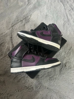 Nike dunk high fragment beijing - Hej, kollar om det finns något roligt byte på mina fragment dunks från 2021. skorna är i fint skick och kommer med orginal box som också är i bra kondition. mest intressant är jordan 3,4,5,6 i 43 men kom med förslag. kan även säljas til rätt bud.