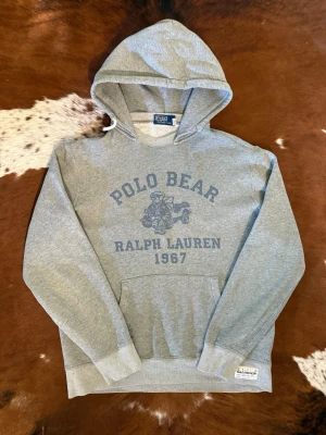 Polo bear RalphLauren hoodie - Tjena! Säljer denna riktigt feta RalphLauren hoodien: nypris-cirka 2500kr: modellen på bild 2 är 187cm/87kg ish: storlek M: hör av dig vid funderingar!🙌