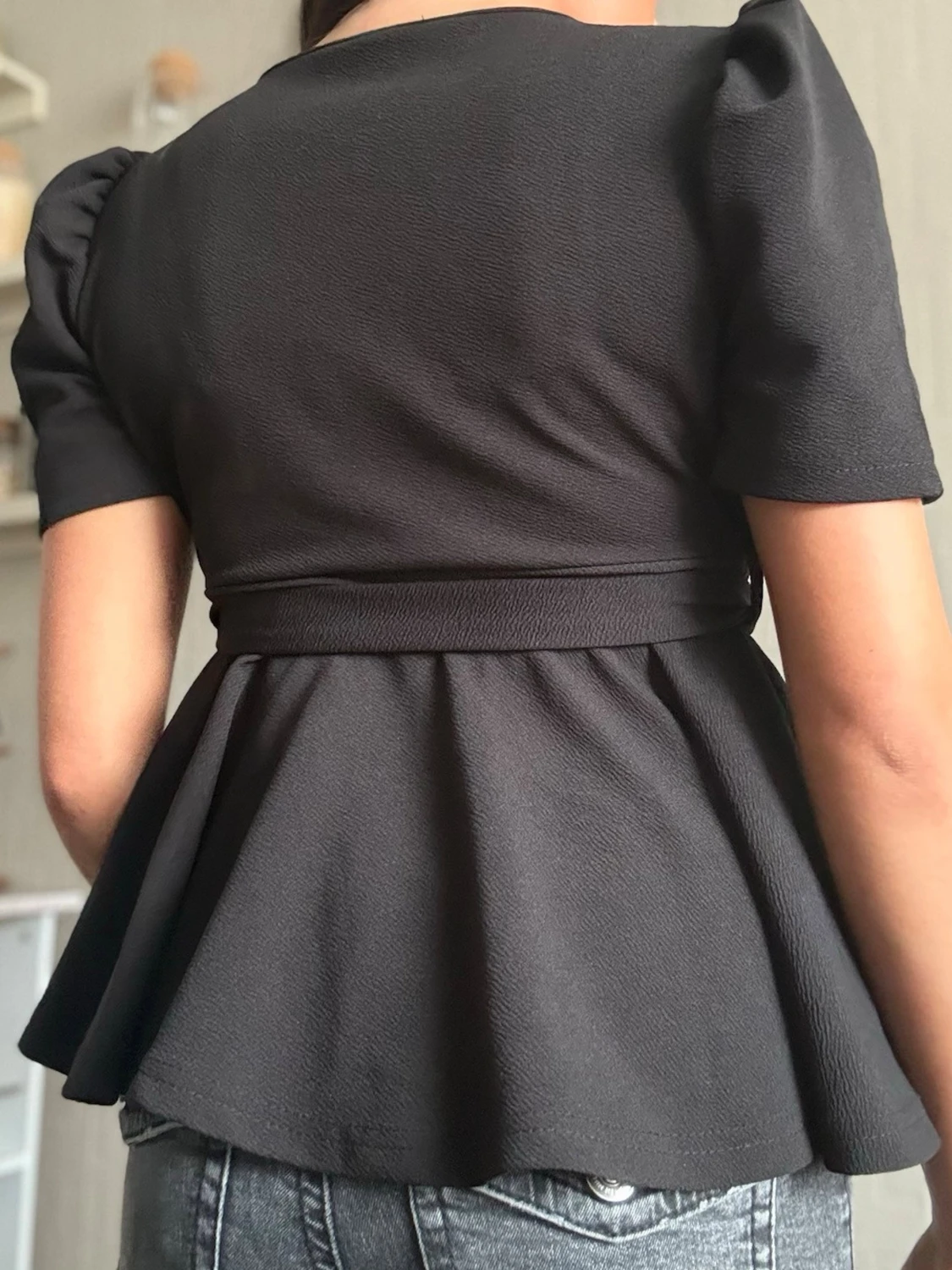 Svart blus med V-ring - 1
