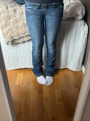 Blå bootcut jeans med låg midja - Snygga blå bootcut jeans med låg midja. 