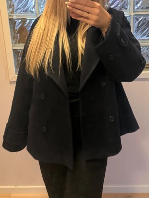 Kappa - Oversized marinblå kappa från Nelly. Storlek S. Perfekt till både vår och höstväder!🫶