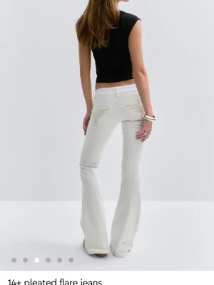 Vita flare jeans med slitningar - använda 1 gång, säljer då dom inte kommer till användning men dom är super fina! pris går att diskutera men kommer inte sälja mycket billigare än mitt pris eftersom att de endast är använda en gång❤️
