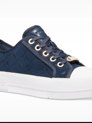 Marinblå sneakers från Michael Kors - Snygga marinblå sneakers från Michael Kors med guldfärgade öljetter och vita gummisulor. Skorna har diskret MK-mönster över hela ovandelen och en vit tåhätta i gummi. Tillverkade i textil och syntetmaterial för en clean look.